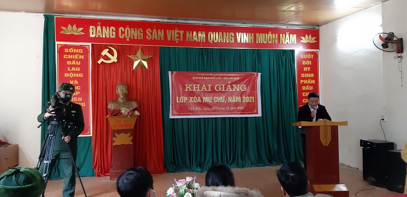Khai giảng lớp học xóa mù chữ cho 47 học viên vùng biên giới, bản Cột Mốc, xã Tân Xuân, huyện Vân Hồ