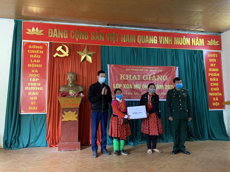 Đoàn TNCS Hồ Chí Minh huyện tặng quà